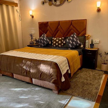 Atharva'S Homestay By Goaround Homes - Nehru Enclave Metro, South Delhi 新德里 外观 照片