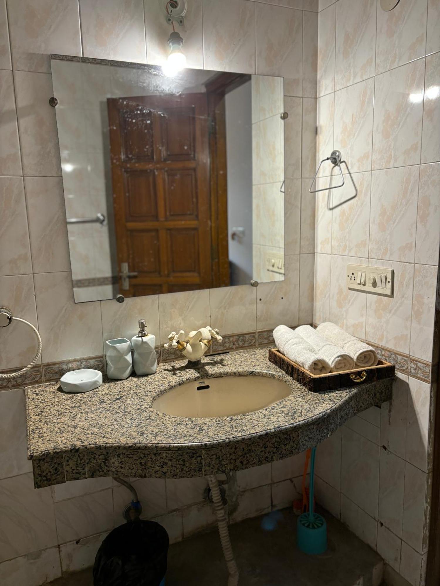 Atharva'S Homestay By Goaround Homes - Nehru Enclave Metro, South Delhi 新德里 外观 照片